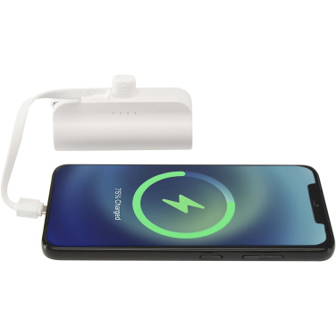 Logotrade werbemittel das Foto: Alnair 10 W 5000 mAh Typ C Powerbank aus recyceltem Kunststoff mit integriertem Klappständer und 2 in 1 Kabel