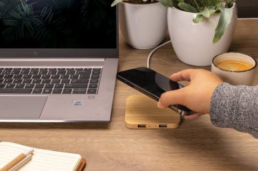 Logotrade mainostuote tuotekuva: 10W bambuinen langaton laturi USB:llä
