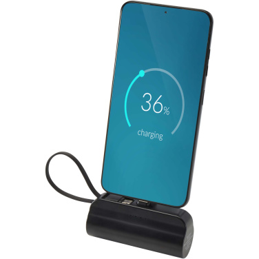 Logo trade mainostuotet tuotekuva: Alnair 5 000 mAh:n ja 10 W:n kierrätetystä muovista valmistettu Type-C-varavirtalähde, jossa sisäänrakennettu jalusta ja 2-in-1-kaapeli