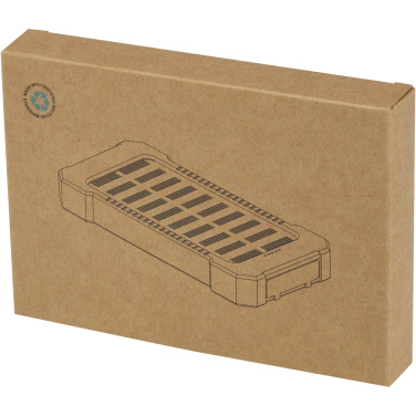 Logo trade mainostuote kuva: Altair 5 000 mAh:n ja 10 W:n kierrätysmuovista valmistettu kestävä aurinkoenergialla toimiva varavirtalähde, jossa on sisäänrakennettu taskulamppu
