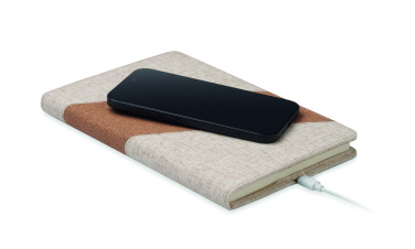 Logotrade korporatīvās dāvanas foto: A5 piezīmju grāmatiņa ar 15 W lādētāju