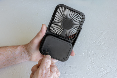 Logotrade korporatīvās dāvanas foto: Aervina RCS pārstrādātas plastmasas uzlādējams galda ventilators