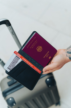 Логотрейд pекламные cувениры картинка: Держатель паспорта Trackmate RCS rpolyester, находящийся по всему миру