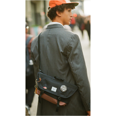 Logotrade profilreklam bild: Herschel Cove messenger av återvunnet material 22,5L
