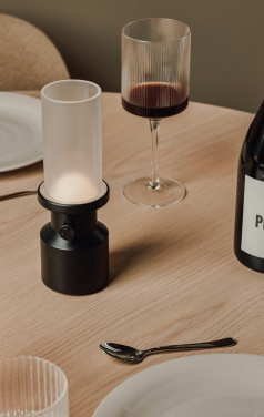 Logotrade profilprodukter bild: VINGA Niori RCS bordslampa